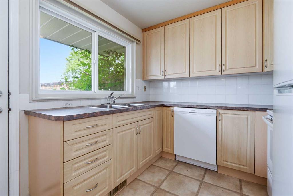 Picture for 1505, 3907 39 Street 