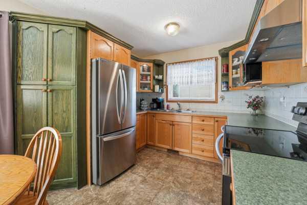 Picture for 69 Hallgren Avenue  https://www.cirrealty.ca/reb/cara/7/A2266457_11.jpg