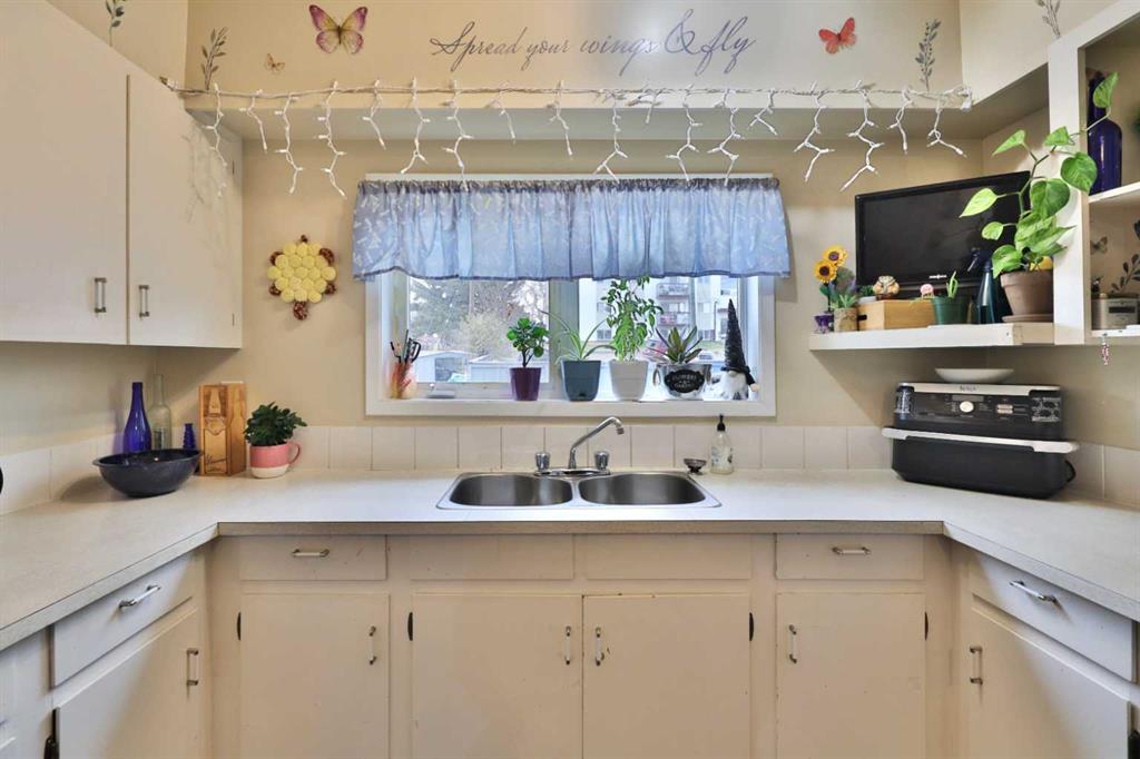 Picture for 5611 53 Avenue  https://www.cirrealty.ca/reb/cara/8/A2266378_10.jpg