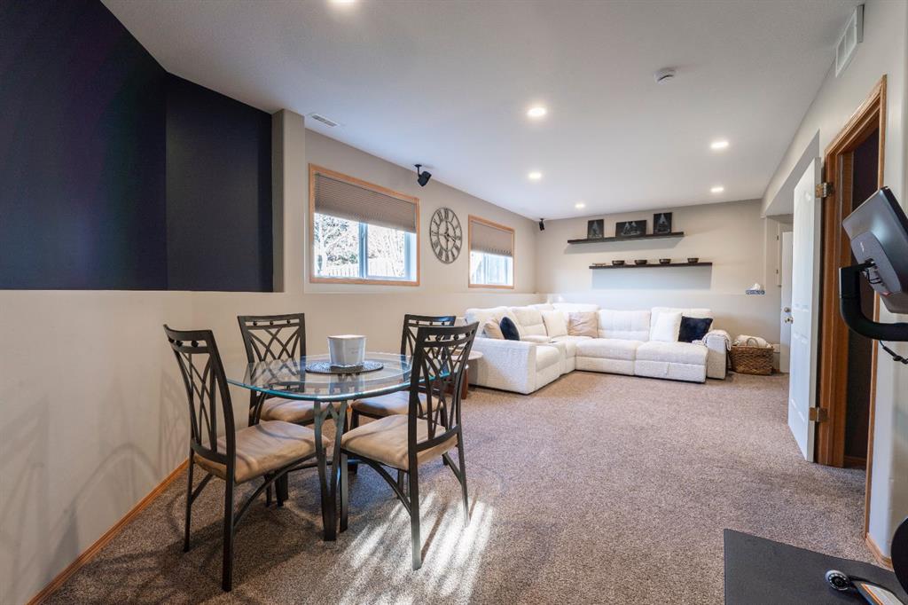 Picture for 14 Riviera Drive  https://www.cirrealty.ca/reb/cara/8/A2267638_18.jpg