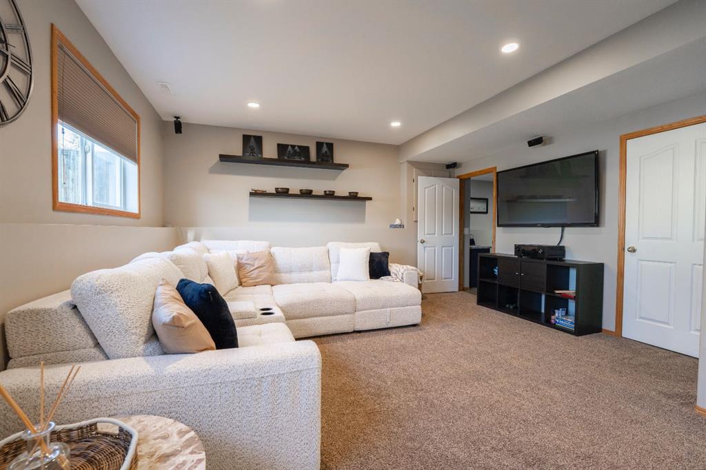 Picture for 14 Riviera Drive  https://www.cirrealty.ca/reb/cara/8/A2267638_19.jpg