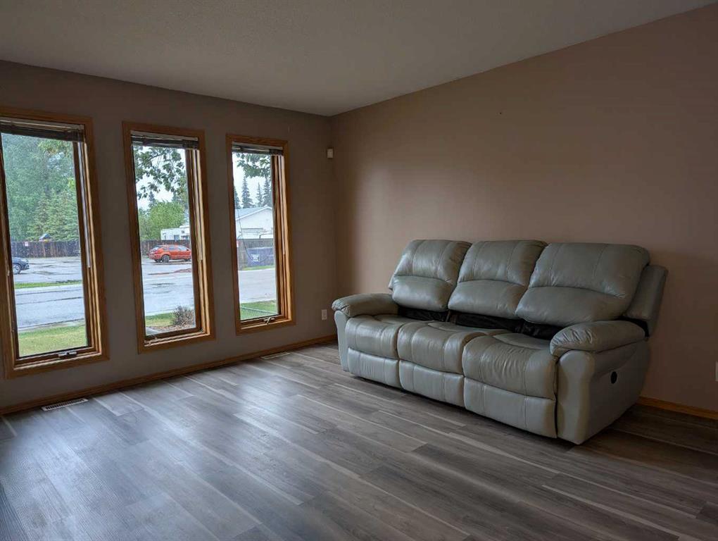 Picture for 4727 44 Street 