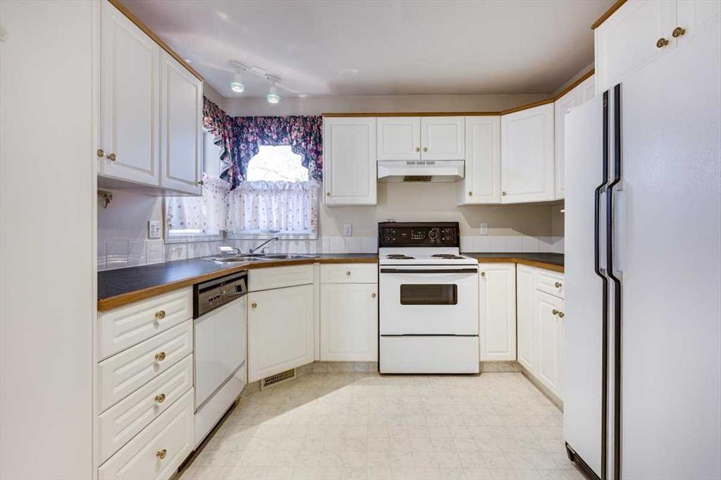 Picture for 4606 55 Avenue  https://www.cirrealty.ca/reb/cara/9/A2263379_18.jpg