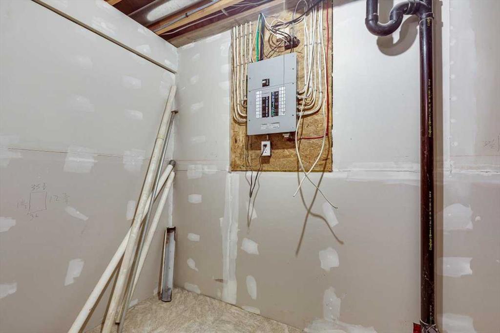 Picture for 4606 55 Avenue  https://www.cirrealty.ca/reb/cara/9/A2263379_36.jpg