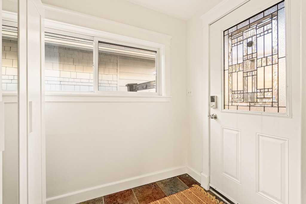 Picture for 2122 16 Street SW