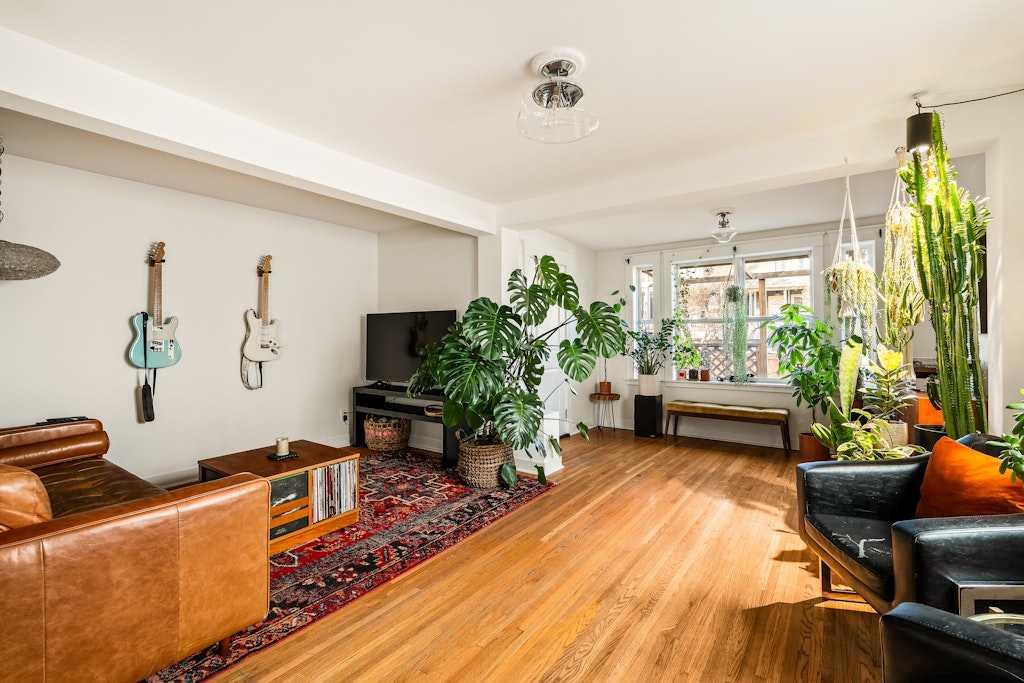 Picture for 2122 16 Street SW