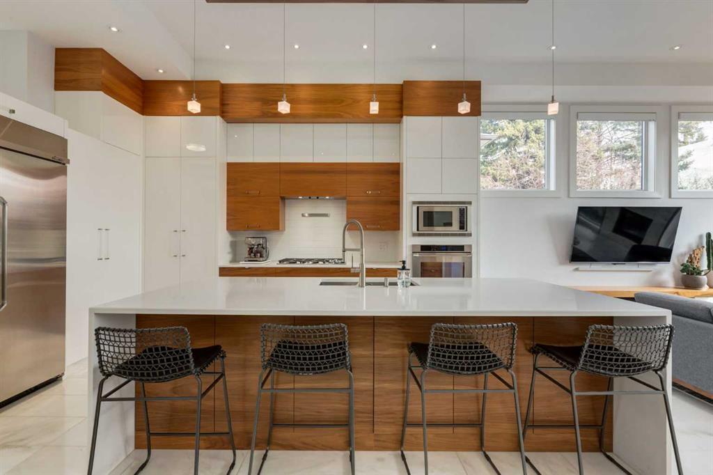 Picture for 2210 Victoria Crescent NW