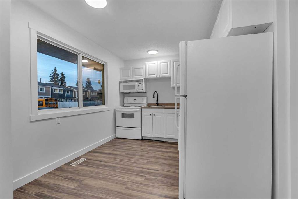 Picture for 429 Georgian Villas NE