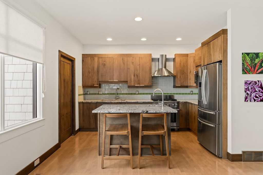 Picture for 924 8 Avenue SE