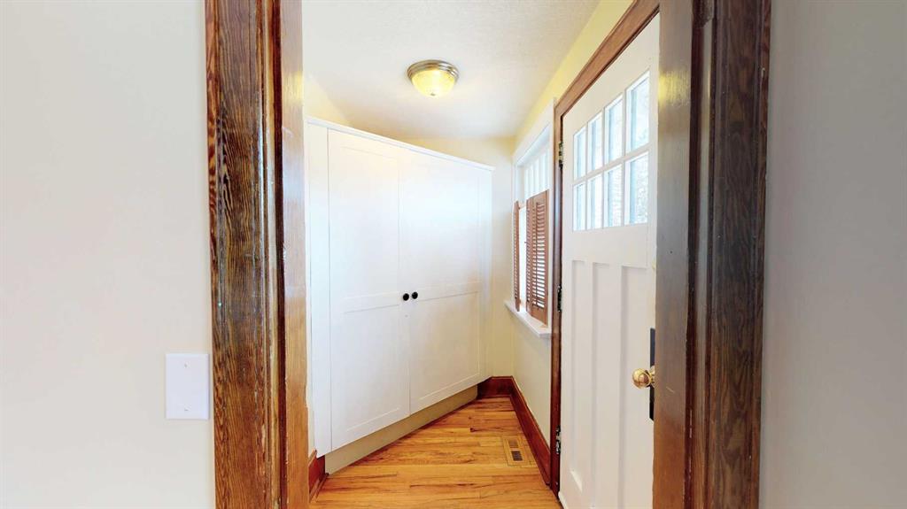 Picture for 215 10 Avenue NE