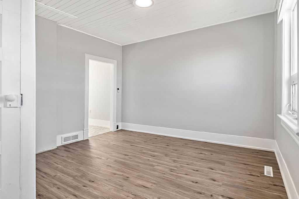 Picture for 107 1 Avenue N