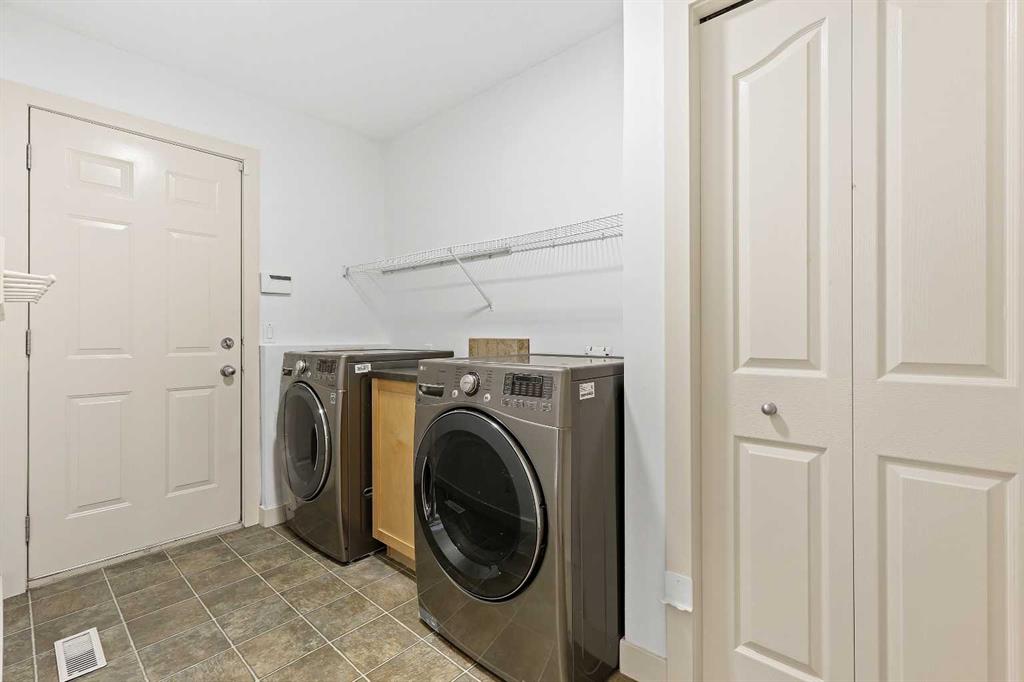 Picture for 7936 Springbank Boulevard SW https://www.cirrealty.ca/reb/creb/03/A2265903_21.jpg