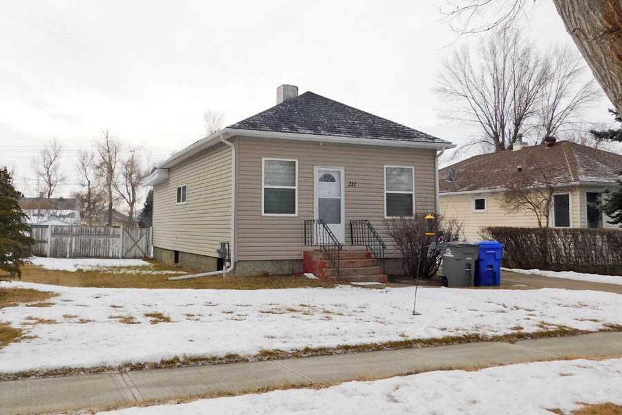 Picture for 211 52 Avenue E