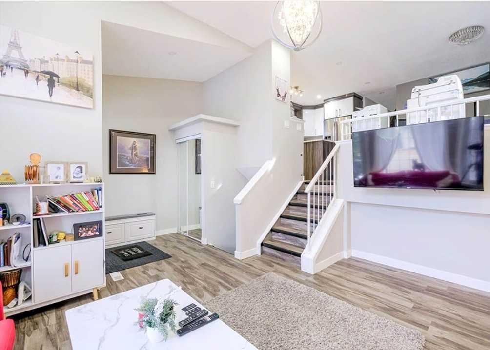 Picture for 6923 Laguna Way NE