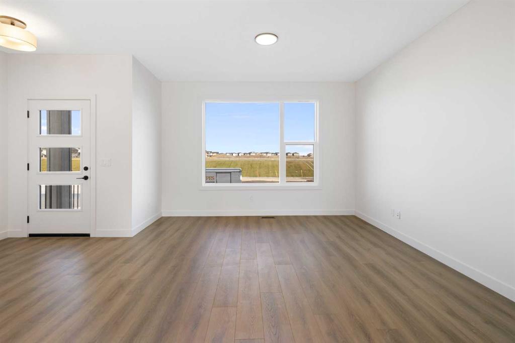 Picture for 215 Belvedere Avenue SE https://www.cirrealty.ca/reb/creb/05/A2265805_7.jpg