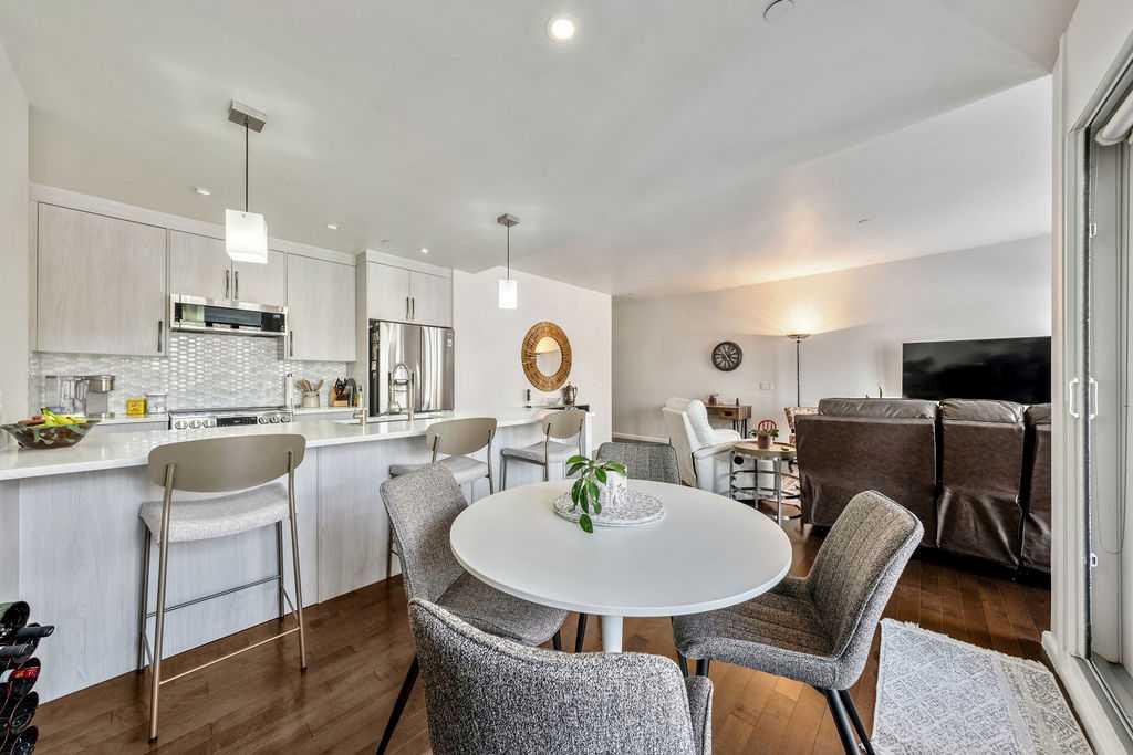 Picture for 207, 414 Meredith Road NE