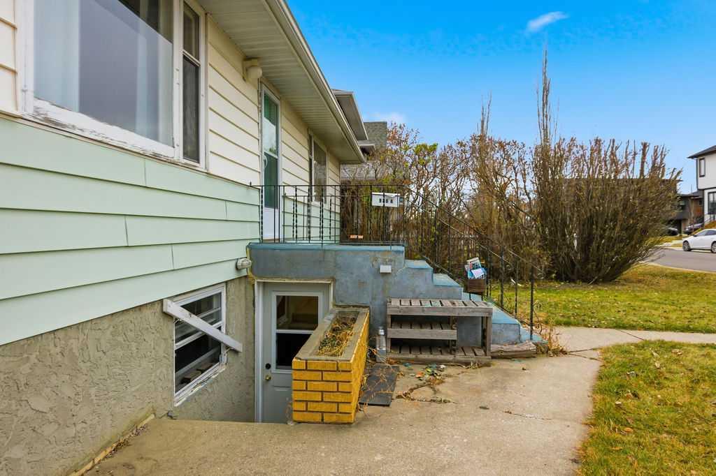 Picture for 936 40 Street SW