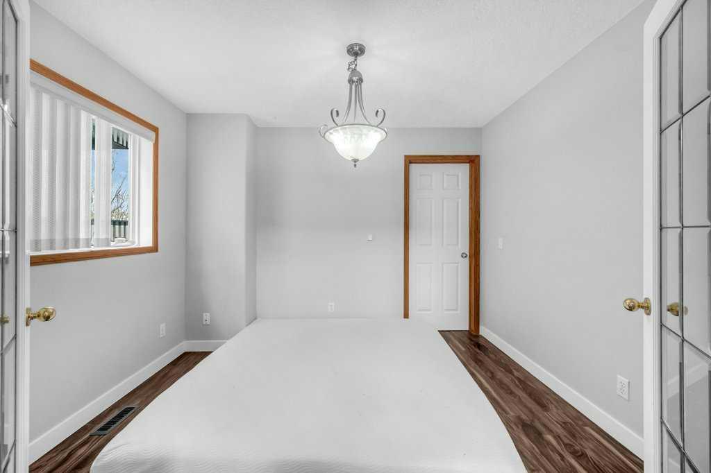 Picture for 104 Taracove Crescent NE