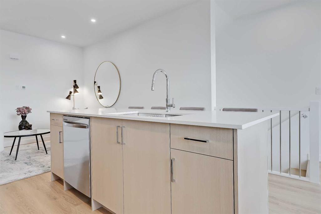 Picture for 2, 828 8 Avenue NE