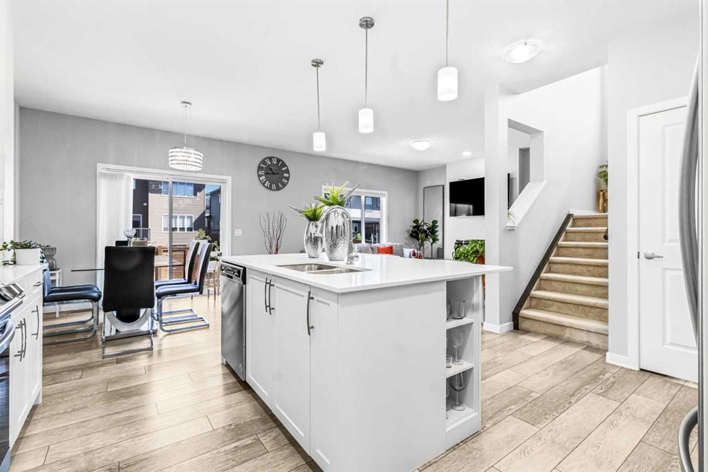 Picture for 1036 Chinook Gate Heath SW https://www.cirrealty.ca/reb/creb/07/A2266007_15.jpg