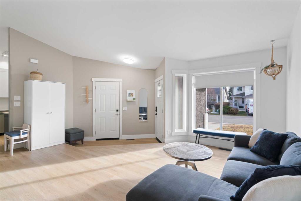 Picture for 53 Riverside Crescent SE