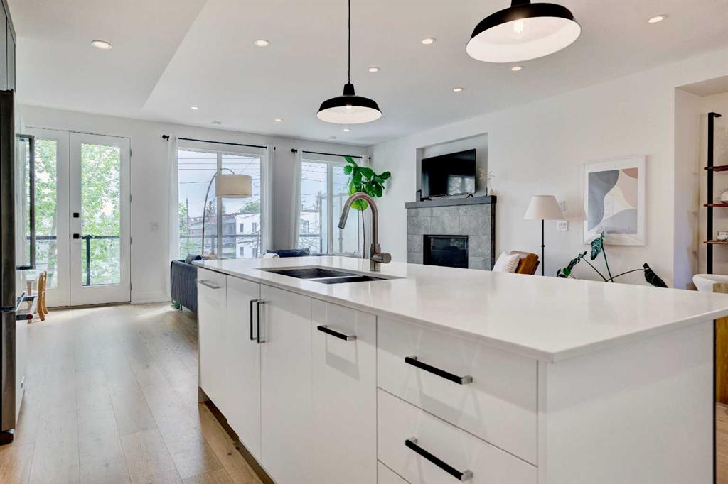 Picture for 2, 1538 34 Avenue SW