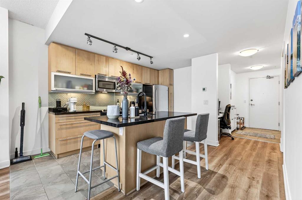 Picture for 302, 215 13 Avenue SW