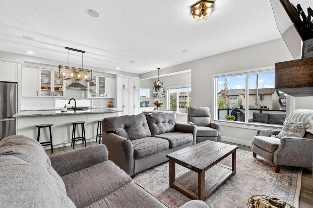 Picture for 652 Reynolds Crescent SW