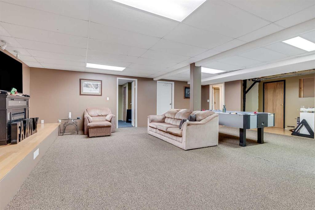 Picture for 404 6 Street  https://www.cirrealty.ca/reb/creb/10/A2263710_32.jpg