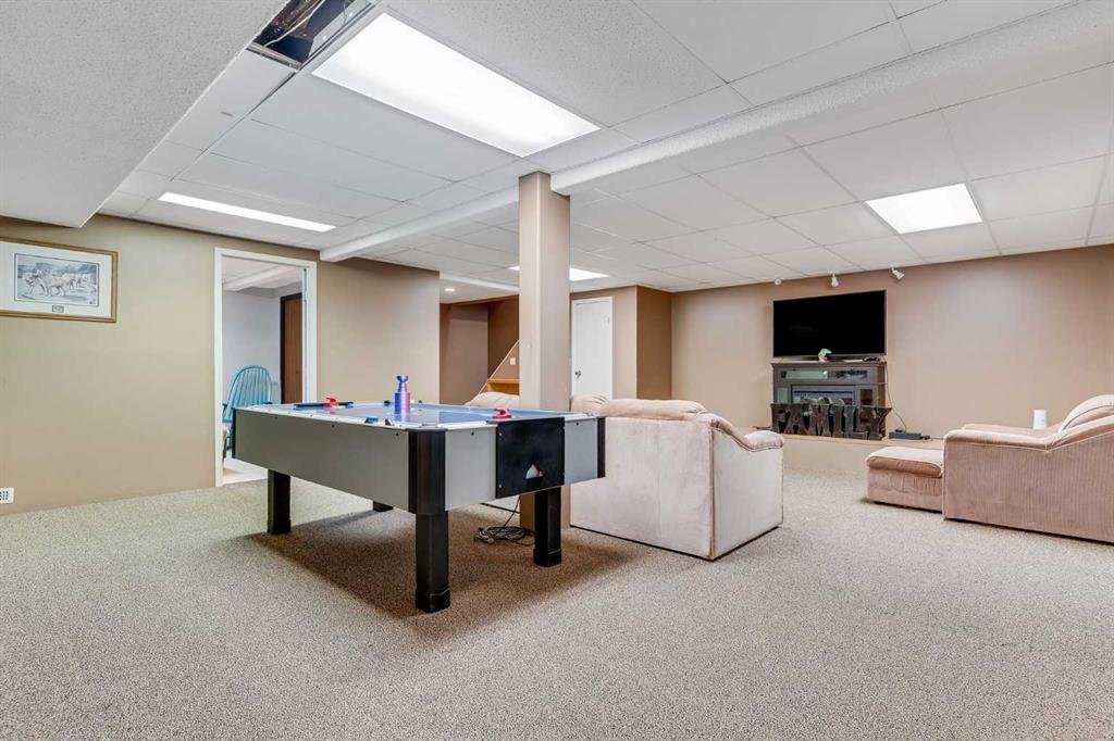 Picture for 404 6 Street  https://www.cirrealty.ca/reb/creb/10/A2263710_33.jpg