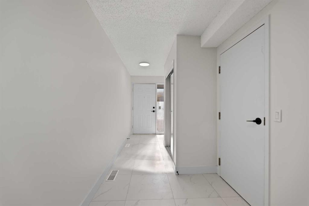 Picture for 26 Glamis Gardens SW https://www.cirrealty.ca/reb/creb/11/A2266311_13.jpg