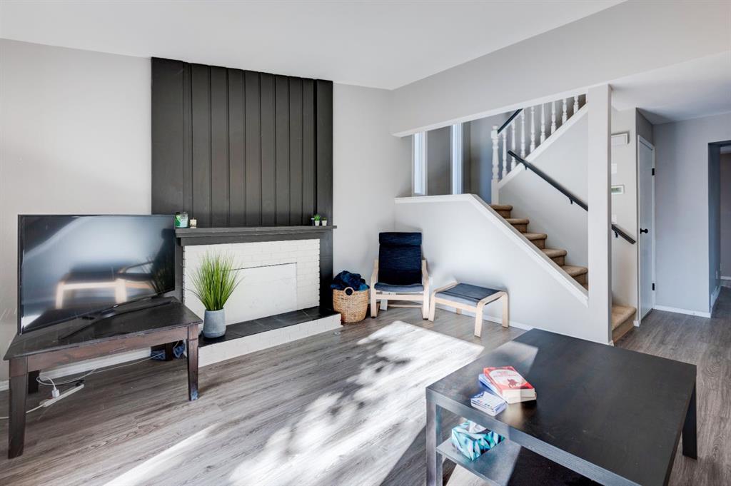 Picture for 19 Woodglen Grove SW