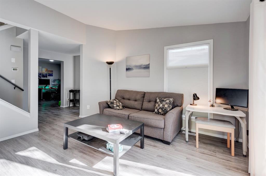 Picture for 19 Woodglen Grove SW