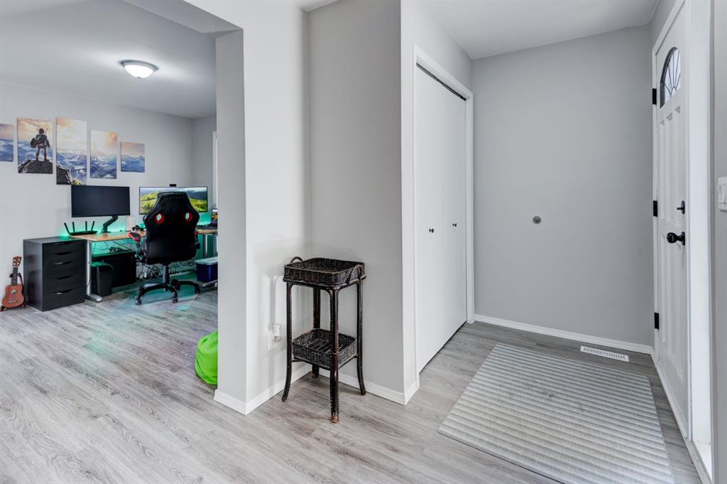 Picture for 19 Woodglen Grove SW