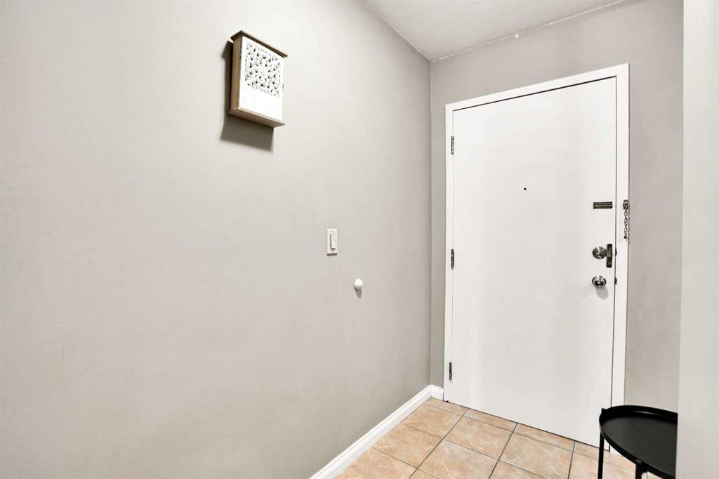 Picture for 202, 1529 26 Avenue SW