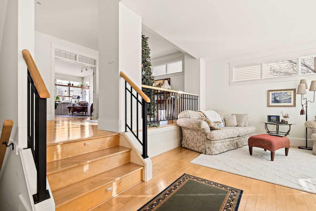 Picture for 926 8 Avenue SE