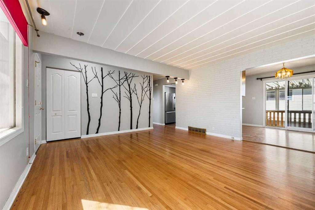 Picture for 1048 39 Avenue NW