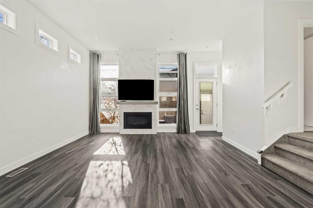 Picture for 2, 127 24 Avenue NE