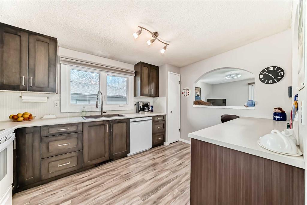 Picture for 524 23 Avenue NE