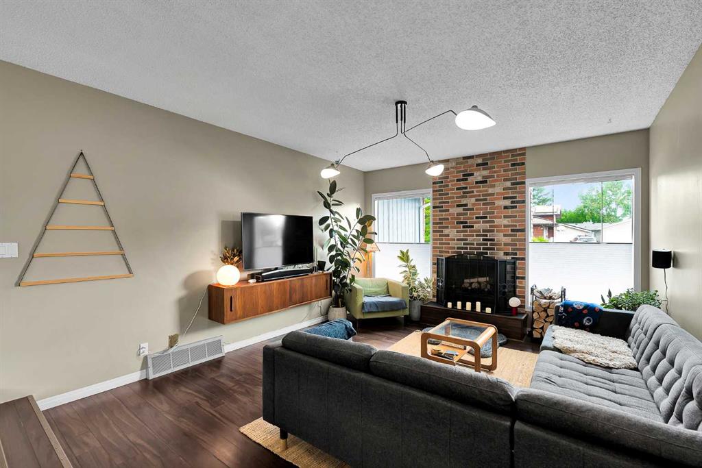 Picture for 131 Deer Run Close SE