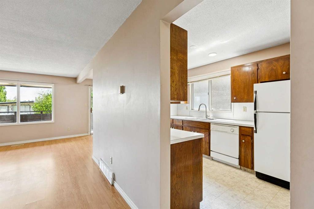 Picture for 7833 Hunterquay Road NW