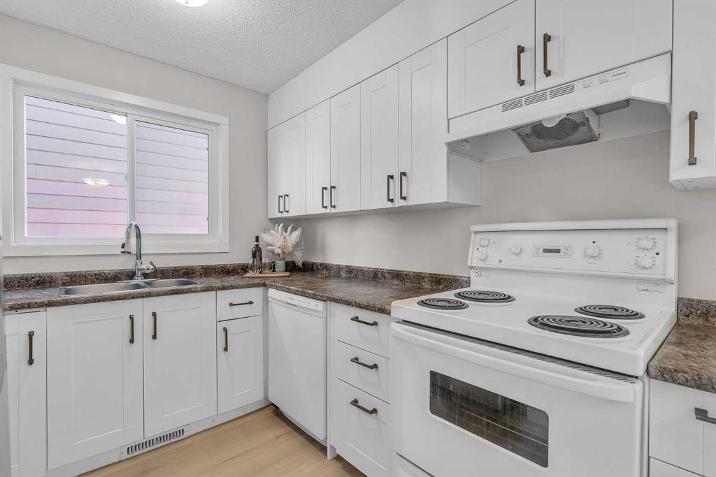 Picture for 7840 21A Street SE https://www.cirrealty.ca/reb/creb/15/A2266015_12.jpg