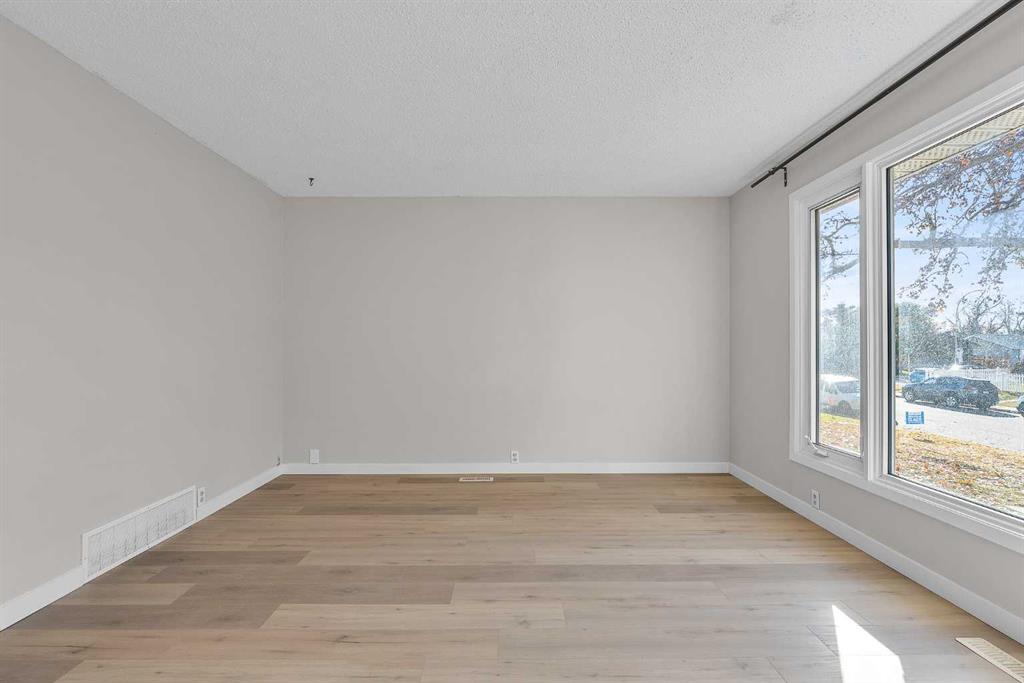 Picture for 7840 21A Street SE https://www.cirrealty.ca/reb/creb/15/A2266015_4.jpg