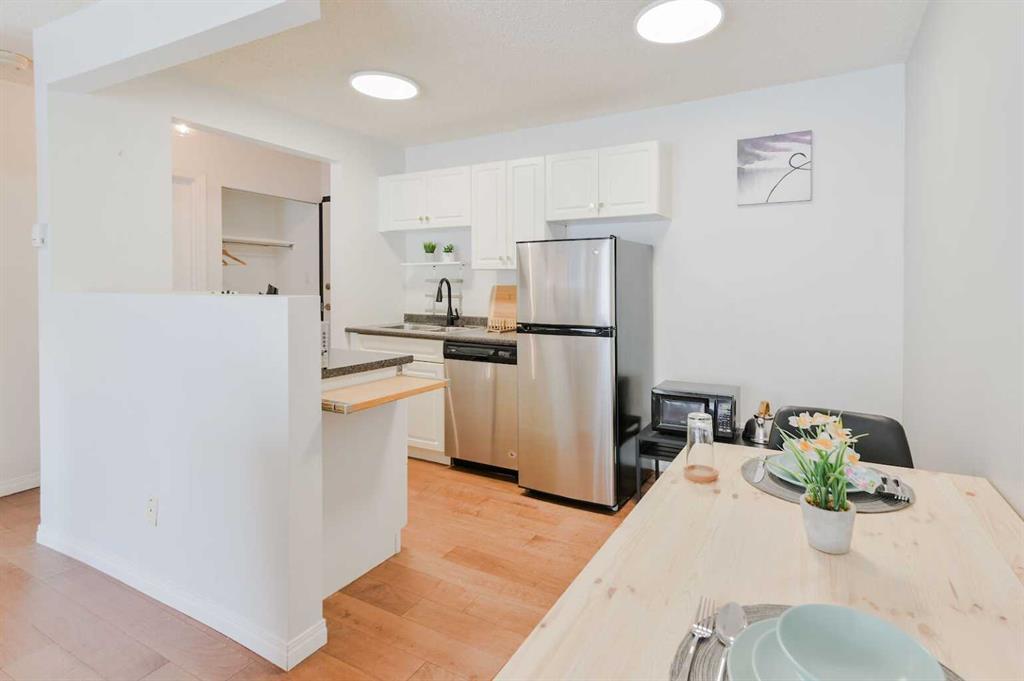 Picture for 202, 1626 14 Avenue SW