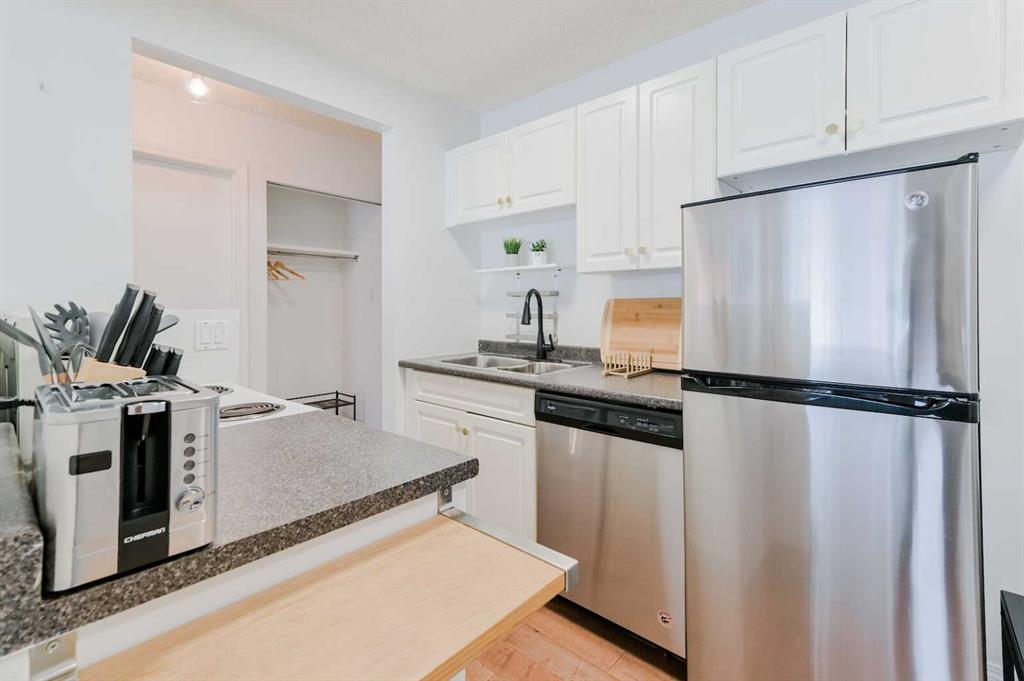 Picture for 202, 1626 14 Avenue SW