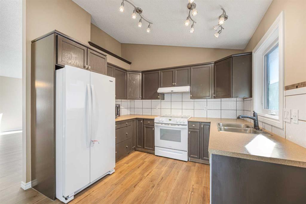 Picture for 215 Hidden Vale Place NW https://www.cirrealty.ca/reb/creb/18/A2266718_10.jpg