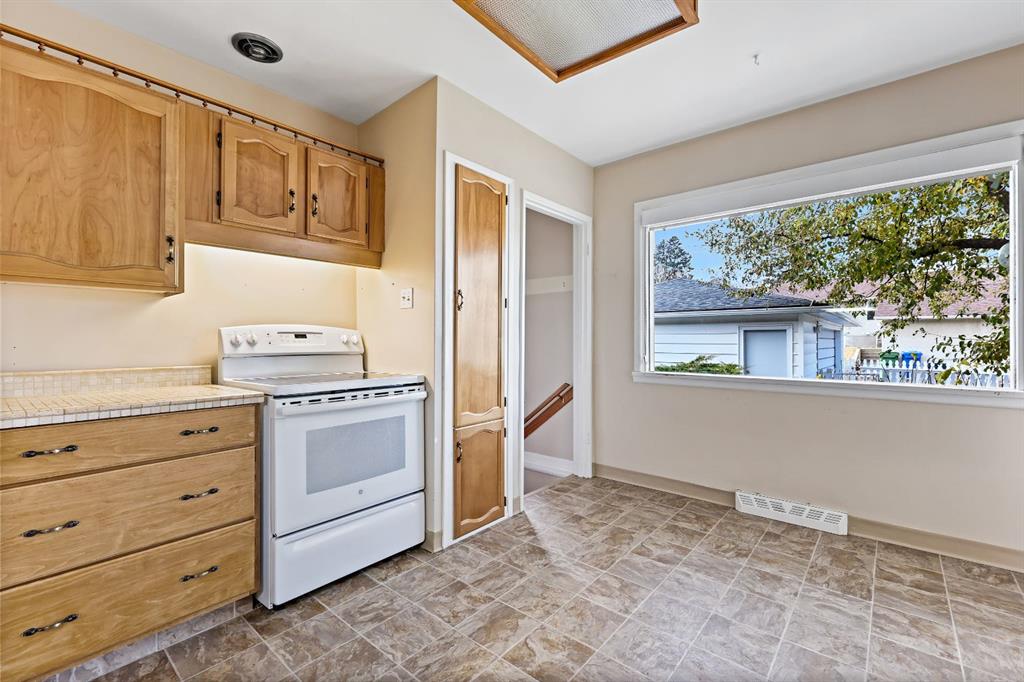 Picture for 5331 Buckthorn Road NW https://www.cirrealty.ca/reb/creb/18/A2267018_9.jpg
