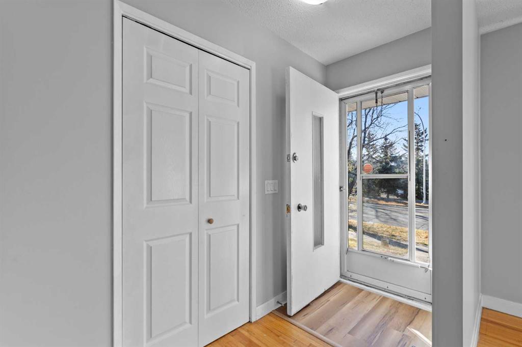 Picture for 5027 40 Avenue SW