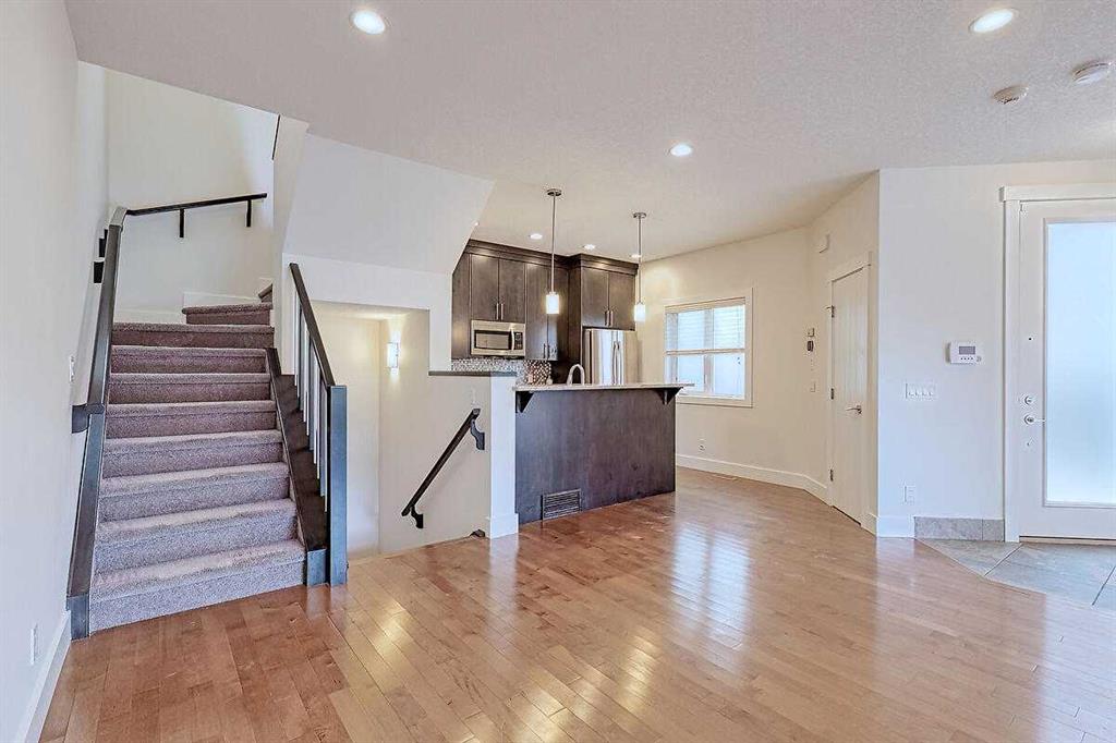 Picture for 2, 306 12 Avenue NE