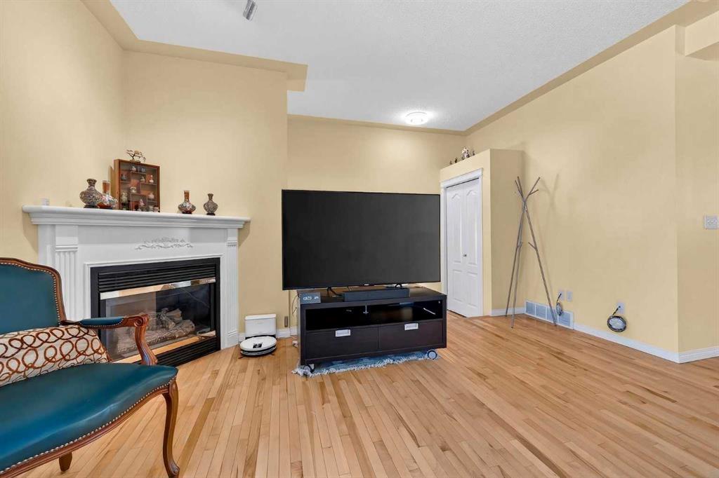 Picture for 71 Country Hills Gardens NW